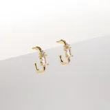 Par de aros dorados con forma de argolla abierta y cristal claro rectangular en el frente.