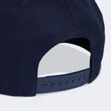 Gorra Adidas azul marino con visera plana y el logo del Trifolio bordado en blanco en el panel frontal.