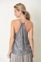 Top negro de paillettes con breteles finos y espalda alta.