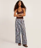 Blusa negra de punto roma, con diseño de cuello halter y espalda descubierta.