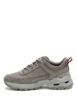 Championes Caterpillar modelo Surge Hiker Lo, de diseño robusto y moderno en color gris. Confeccionados en nubuck encerado y malla, cuentan con entresuela de EVA para amortiguación reactiva y suela de goma SRX con alta resistencia al deslizamiento.
