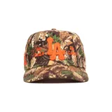 Gorro tipo trucker de camuflaje de caza con bordado en relieve naranja "LA" en el centro y las frases "Mi Casa" y "Su Casa" a los lados.
