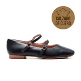 Zapato casual de cuero negro con doble tira y hebilla dorada.