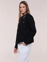 Campera de jean blanca de corte clásico, con cuello solapa, cierre frontal de botones metálicos y bolsillos aplicados con solapa en el pecho.