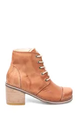 Bota acordonada color marrón de cuero con taco de madera.