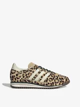Championes Adidas SL 72 OG de diseño retro, confeccionados con estampado de leopardo y detalles en color blanco crudo, con las icónicas tres tiras laterales y suela dentada de goma.