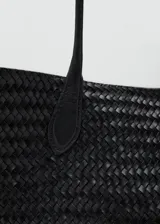 Bolso tipo tote grande de cuero color negro con diseño trenzado y doble asa de hombro.
