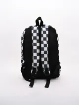 Mochila de tela con estampado de cuadros ajedrez en color azul marino y blanco. Presenta un compartimento principal con cierre y un bolsillo frontal con cierre. Los tirantes son de cuerda trenzada en blanco y negro.