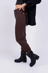 Pantalón marrón de corte wide leg, con bolsillos laterales y traseros.