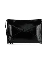 Sobre de fiesta de cuero charol negro con diseño tipo sobre y solapa en punta. Incluye una correa de mano desmontable.