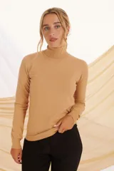 Polera color tostado de tejido de punto liso, con cuello alto y mangas largas.