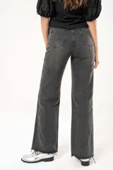 Pantalón de jean de tiro alto color gris oscuro, corte recto, con bolsillos delanteros decorativos y bolsillos traseros.