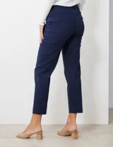 Pantalón negro de gabardina elastizada, marca Zac & Rachel. Corte recto, pretina ancha pespunteada, bolsillos simulados y largo al tobillo.