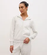 Campera deportiva Get Over de corte regular en color bordó, confeccionada en mezcla de algodón y poliéster. Posee capucha con cordón ajustable, cierre frontal de cremallera, mangas largas y bolsillos laterales tipo canguro.
