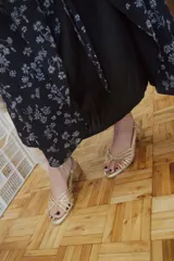 Sandalias de taco bajo cuadrado de 4 cm, color dorado, con múltiples tiras finas cruzadas en el empeine y tira ajustable en el talón.