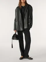 Blazer negro de cuero con solapas, corte holgado y cierre frontal con un botón.