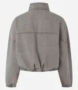 Campera bomber color gris de sarga, con cuello alto, cierre frontal con botones y bolsillos con solapa en el pecho. Presenta mangas largas con puños elásticos y ruedo ajustable con elástico.