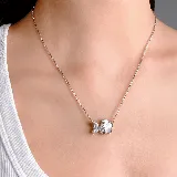Collar de cadena fina plateada con un dije en forma de mariposa, donde una mitad está decorada con cristales brillantes y la otra mitad presenta un acabado liso y nacarado.