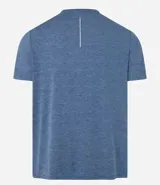 Remera deportiva masculina de manga corta con cuello redondo, confeccionada en tejido técnico con tecnología Dry para mayor transpirabilidad. Presenta detalles reflectantes en los hombros y un diseño liso en color verde melange.