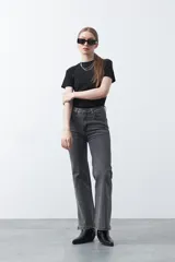 Jean elastizado de fit oxford color negro, con aplicaciones sutiles de strass distribuidas en el delantero y en la botamanga.