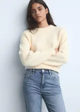 Jeans tipo mom-fit de tiro alto con diseño de cinco bolsillos, trabillas y cierre frontal con cremallera y botón.