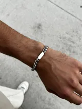 Pulsera de eslabones estilo cubana, color plateado, con placa central lisa y brillante.