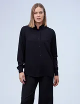 Camisa negra de viscosa marca Tahari, con cuello con solapa, abertura central con botones y bolsillo en el pecho.