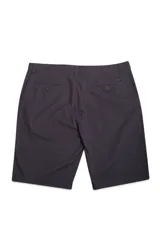 Bermuda tipo chino de gabardina color beige, con cierre de cremallera y botón, y diseño de cinco bolsillos.
