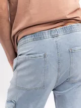 Pantalon cargo de corte holgado en color celeste claro, con bolsillos laterales tipo cargo y puños elásticos en los tobillos. Cuenta con cintura elástica con cordón ajustable.