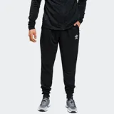 Pantalón deportivo Umbro Shoge color negro, con logo estampado en el lateral y puños elásticos en los tobillos.