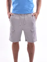 Bermuda cargo negra con bolsillos laterales y cordón ajustable en la cintura.