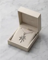 Dije de plata 925 con diseño detallado de hoja de marihuana.