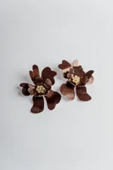 Par de aros con forma de flor roja y centro con strass.