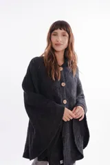 Capa de lana merino color gris oscuro con cuello alto y cierre frontal con botones de madera.