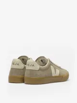 Championes Veja modelo Campo, confeccionados en gamuza color marrón con detalles en crema. Presentan la icónica V lateral, suela de goma color caramelo y cierre con cordones.
