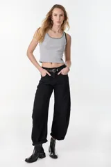 Musculosa de algodón color beige con ribetes naranjas en el cuello y sisas, corte ajustado y diseño acanalado.