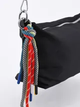 Bandolera lila con cierre superior y borla de cordones de colores.