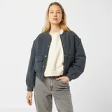 Campera bomber azul petróleo acolchada con cuello redondo, cierre con botones a presión, bolsillos con solapa y puños y cintura elásticos.