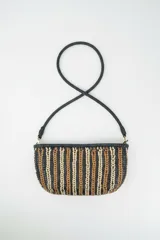 Cartera de mano tipo clutch, de cuero trenzado a mano en color negro y beige, con diseño de rayas verticales.