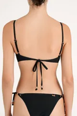 Top de bikini triangular color negro con faja inferior y detalles metálicos dorados en los breteles.
