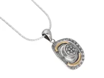 Dije plateado con detalles dorados y circonitas, con forma ovalada y diseño abstracto.