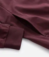 Saco deportivo Get Over de cuello alto con cierre frontal por cremallera. Presenta diseño en color bordó con rayas laterales contrastantes en los hombros y mangas, puños y bajo con acabado en rib, y estampa localizada en el pecho.