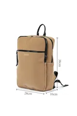 Mochila grande cuadrada color negro, con bolsillo frontal y cierre superior.