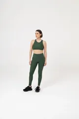 Top deportivo de estilo nadador con cuello cerrado y diseño ajustado.