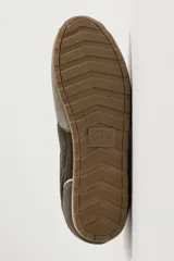 Zapatillas de estilo retro con cordones blancos, capellada marrón combinada con paneles de gamuza gris y detalles en cuero. Suela de goma a contraste.