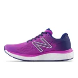 Championes de running New Balance modelo 680 v7, color fucsia con detalles en azul oscuro y blanco. Presentan empeine de malla técnica transpirable sin costuras, entresuela con tecnología Fresh Foam de doble densidad para mayor amortiguación y suela de caucho para mayor durabilidad.
