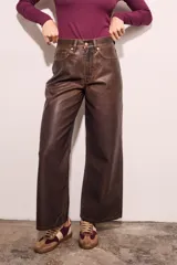 Pantalón marrón de cuero vegano, corte wide leg y tiro medio.
