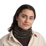 Braga de cuello multifuncional de la marca Buff, confeccionada en lana merino 100% natural. Presenta un diseño ligero y versátil en color verde oliva con textura jaspeada y logo de la marca estampado en el lateral.