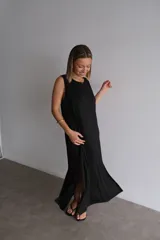 Vestido largo azul marino de manga corta, con cuello redondo y textura acanalada.