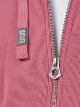 Canguro con cierre completo, color fucsia, con capucha y bolsillos laterales.